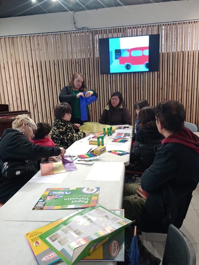 niños niñas y adultos trabajando pintando